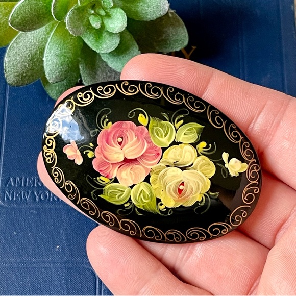 Vintage Hand Painted Signed Floral Russian Lacquered Brooch - Picture 3 of 3